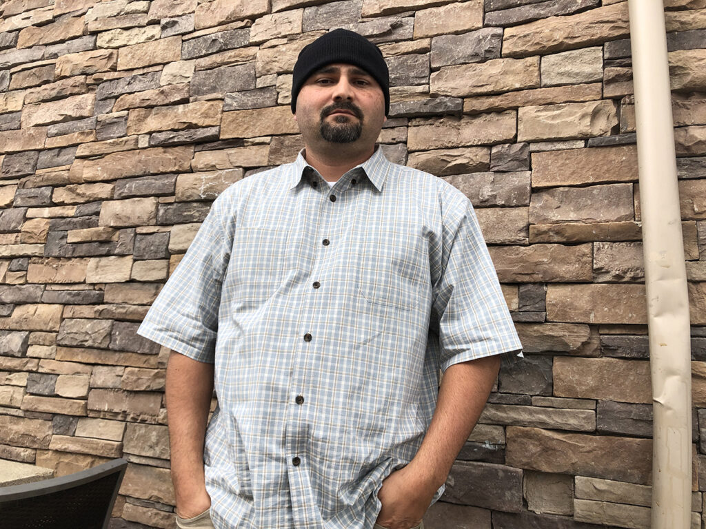 Who qualifies as a courtroom gang expert?